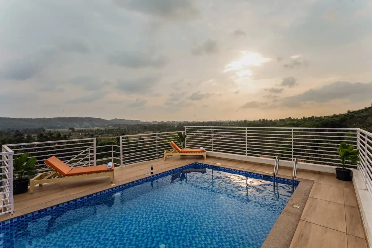 Rooftop pool at Nivaãra Nerul