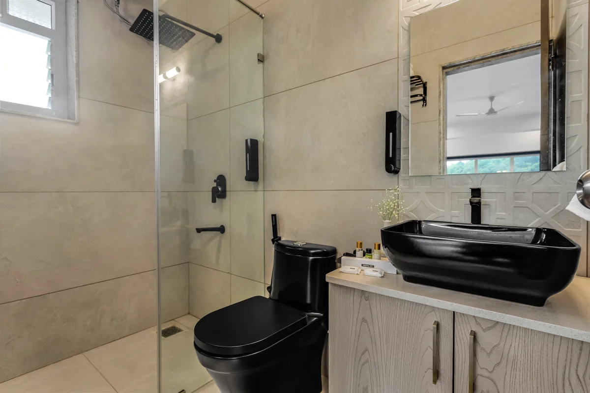 Ensuite bathroom at Nivaãra Nerul