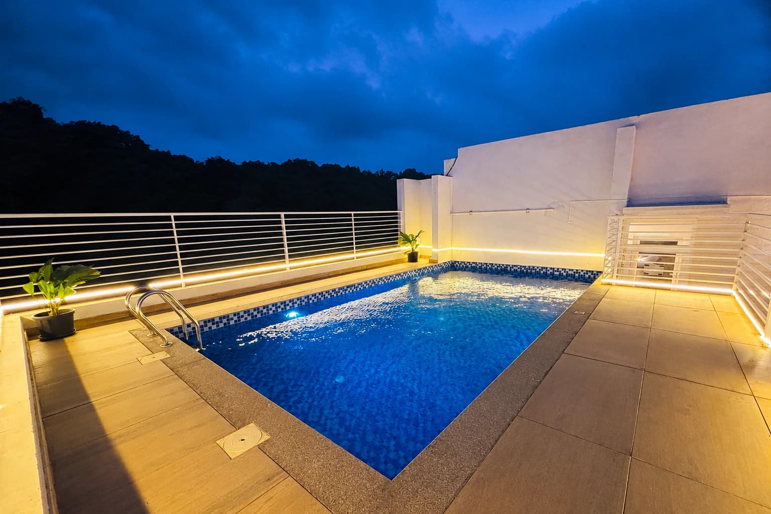 Rooftop pool overlook at Nivaãra by GHD Hotels